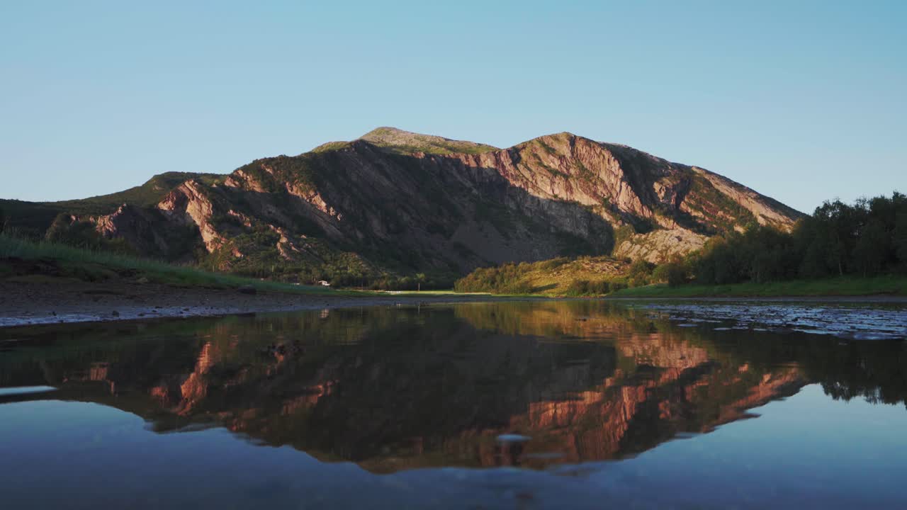 Splendido riflesso della montagna nell'acqua