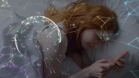 animación de una red de iconos digitales y un globo giratorio sobre una mujer usando un teléfono inteligente
