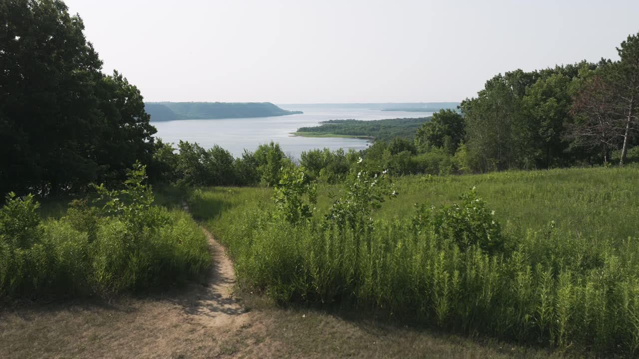 mesa de picnic de madera y colinas cubiertas de hierba en el parque estatal frontenac en minnesota, estados unidos