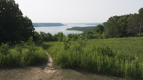 Wooden-Picnic-Table-And-Grassy-Hills-At-Frontenac-State-Park-In-Minnesota,-USA