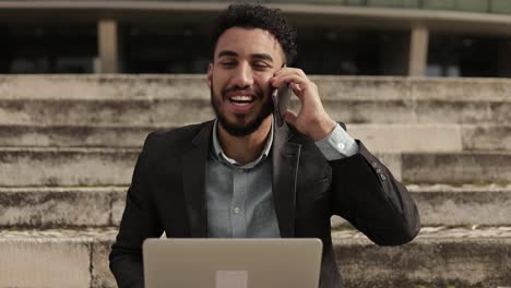 joven consultor de negocios que trabaja con clientes a distancia