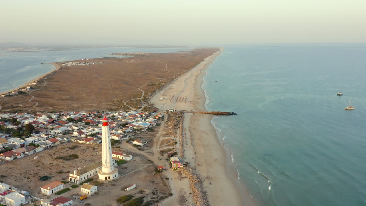 Paisaje aéreo del pueblo costero del Algarve, Portugal, con el faro de Farol