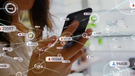 animación de una red de conexiones con iconos de los medios sobre mujeres biraciales que usan teléfonos inteligentes