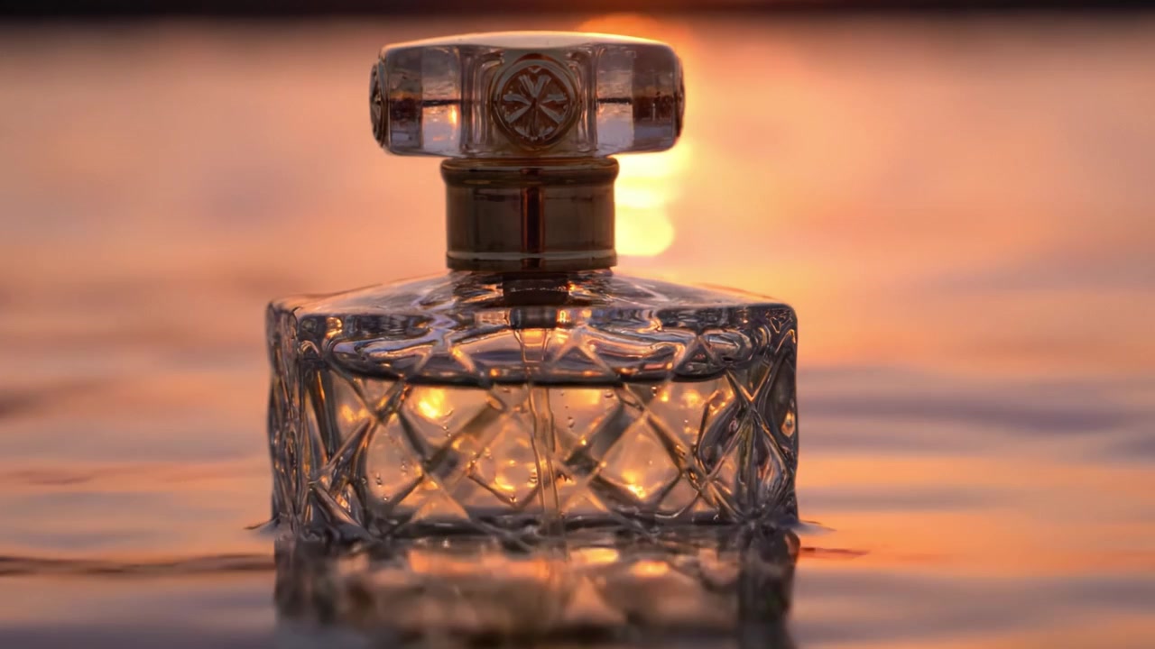 Riflesso Accattivante di una Lussuosa Bottiglia di Profumo Galleggiante sull'Acqua con uno Sfondo di Tramonto Mozzafiato, Creando un'Atmosfera Elegante e Serena per gli Amanti delle Fragranze