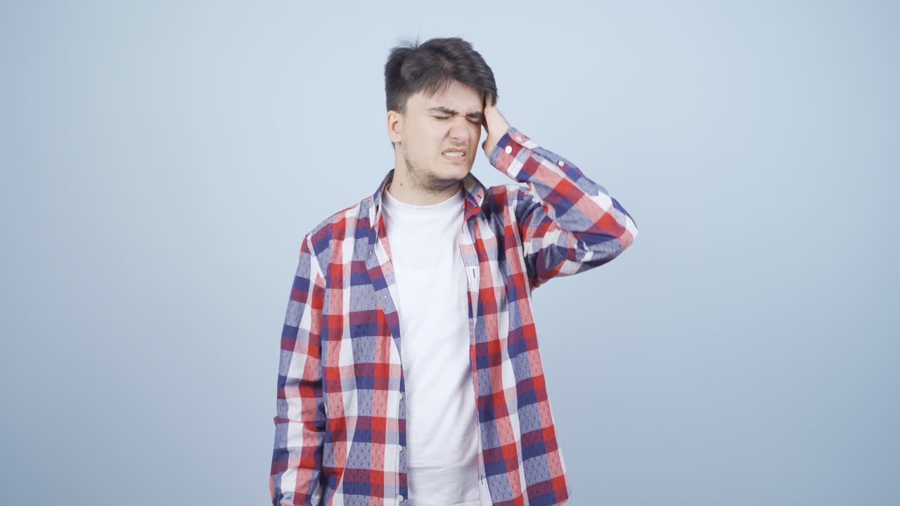 편두통을  ⁇ 고 있는 남자는 통증을 경험하고 있습니다.