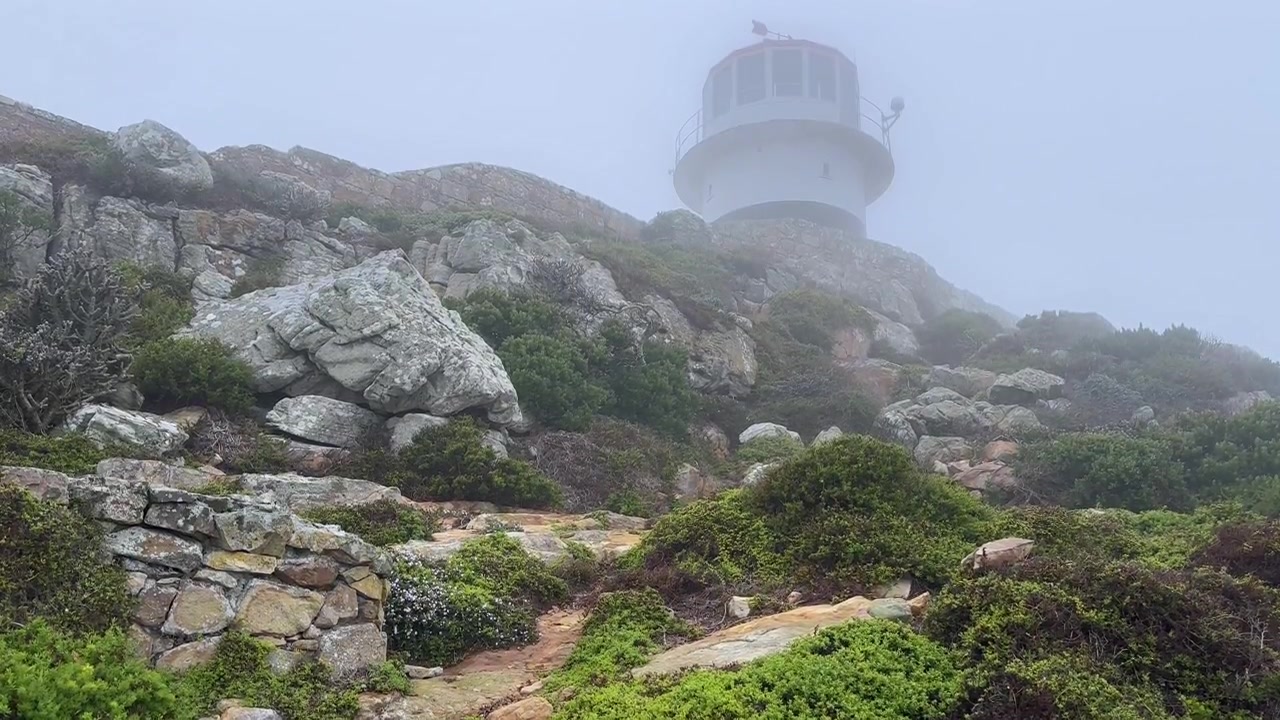 Góc nhìn lia lên ngọn hải đăng Old Cape Point trong sương mù buổi sáng. Nam Phi
