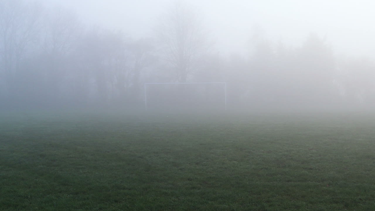 안개 속의 축구 골대 4k #2