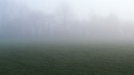 Porterías-De-Fútbol-En-La-Niebla-4k-#2