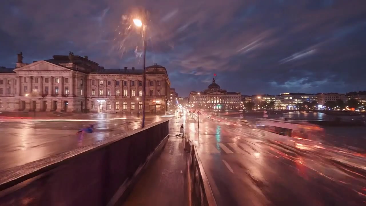Una Vivace Scena Notturna di Vita Urbana Catturata in Due Fotogrammi, Evidenziando i Riflessi e le Luci in una Serata Piovosa in una Città Frenetica