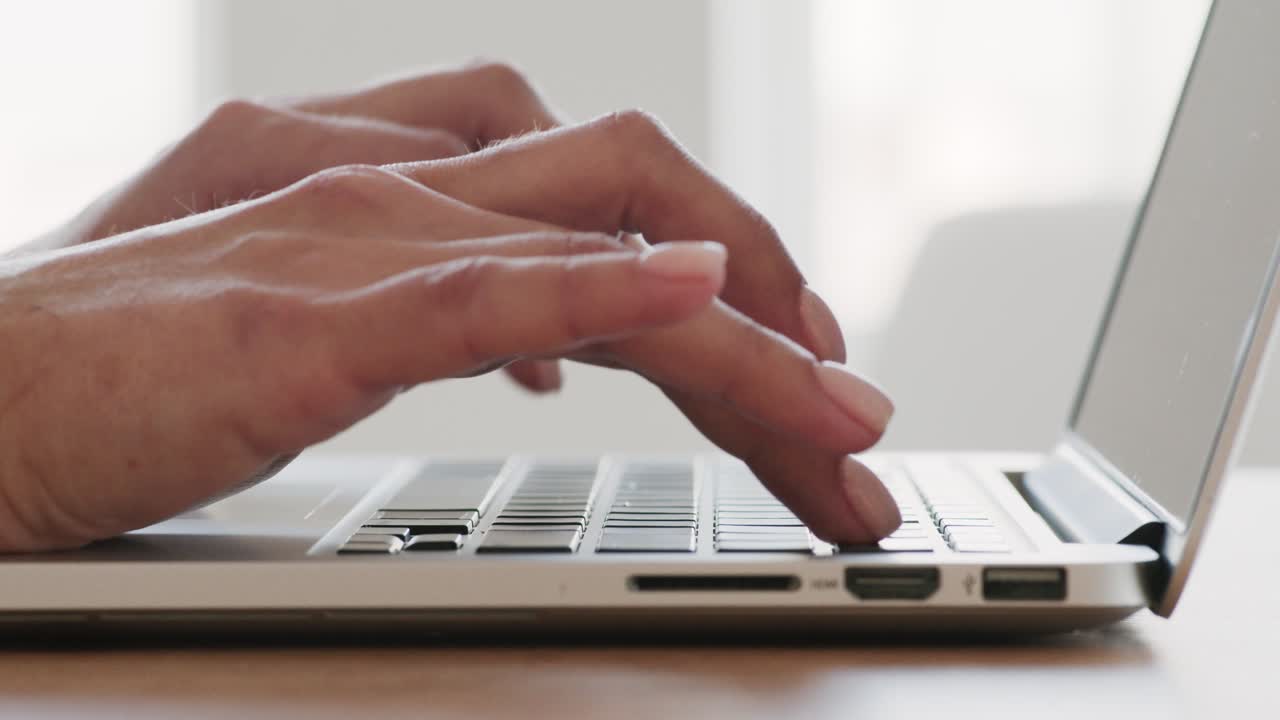 Persona escribiendo en la computadora portátil