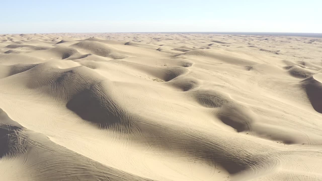 pistas de atv para vehículos todo terreno en dunas de arena en un vasto desierto, vista aérea