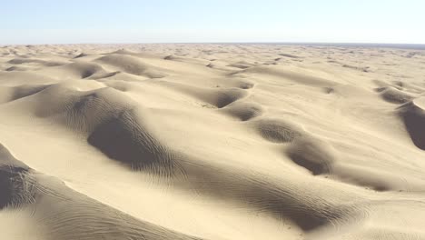 pistas de atv para vehículos todo terreno en dunas de arena en un vasto desierto, vista aérea