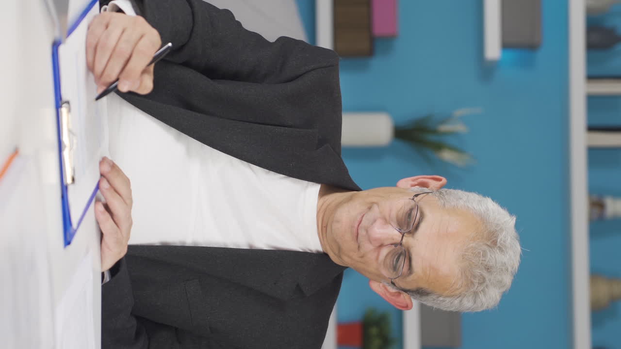 vídeo vertical de un trabajador de oficina en casa trabajando relajado y pacíficamente.