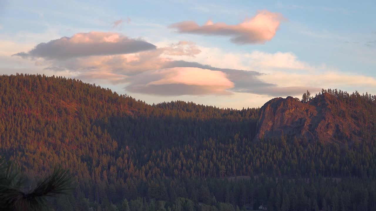 imágenes de lapso de tiempo de nubes moviéndose sobre las montañas cerca del lago tahoe en el rango de sierra nevada 1