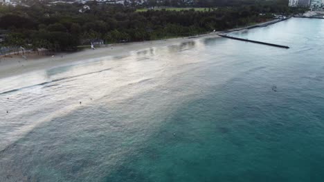 4k-Filmische-Drohnenaufnahme,-Die-Den-Sonnenaufgang-über-Diamond-Head-Vom-Strand-Von-Waikiki-Auf-Der-Insel-Oahu-Zeigt