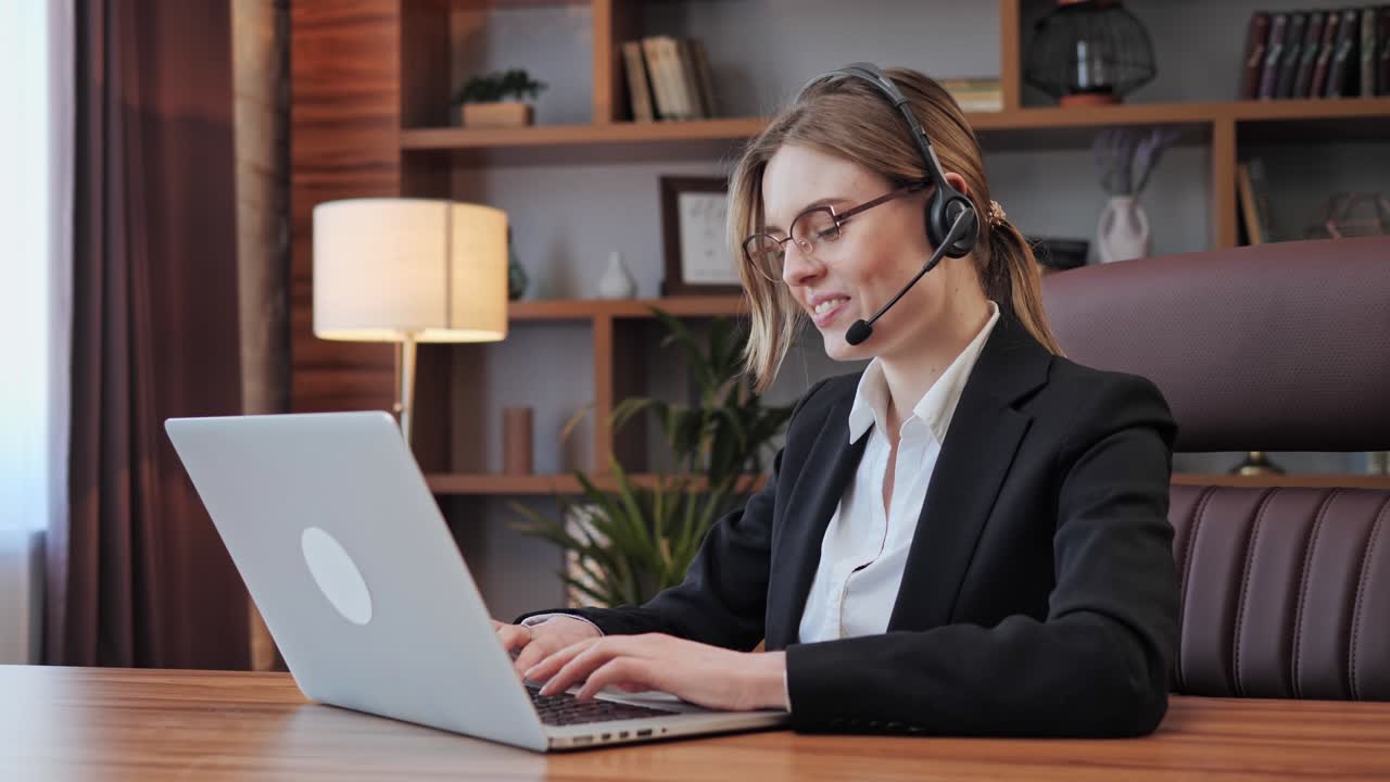 mujer de negocios con auriculares teniendo conferencia usando llamada de video portátil.
