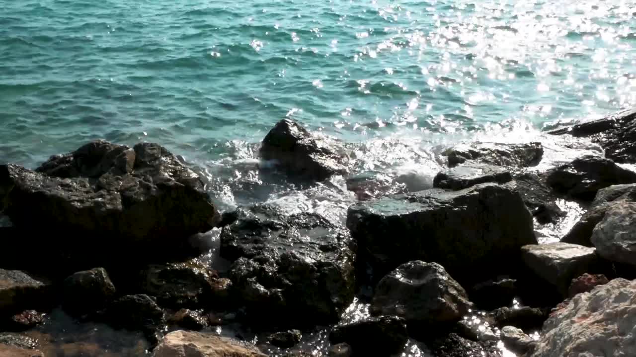 바다의 바위 해안에