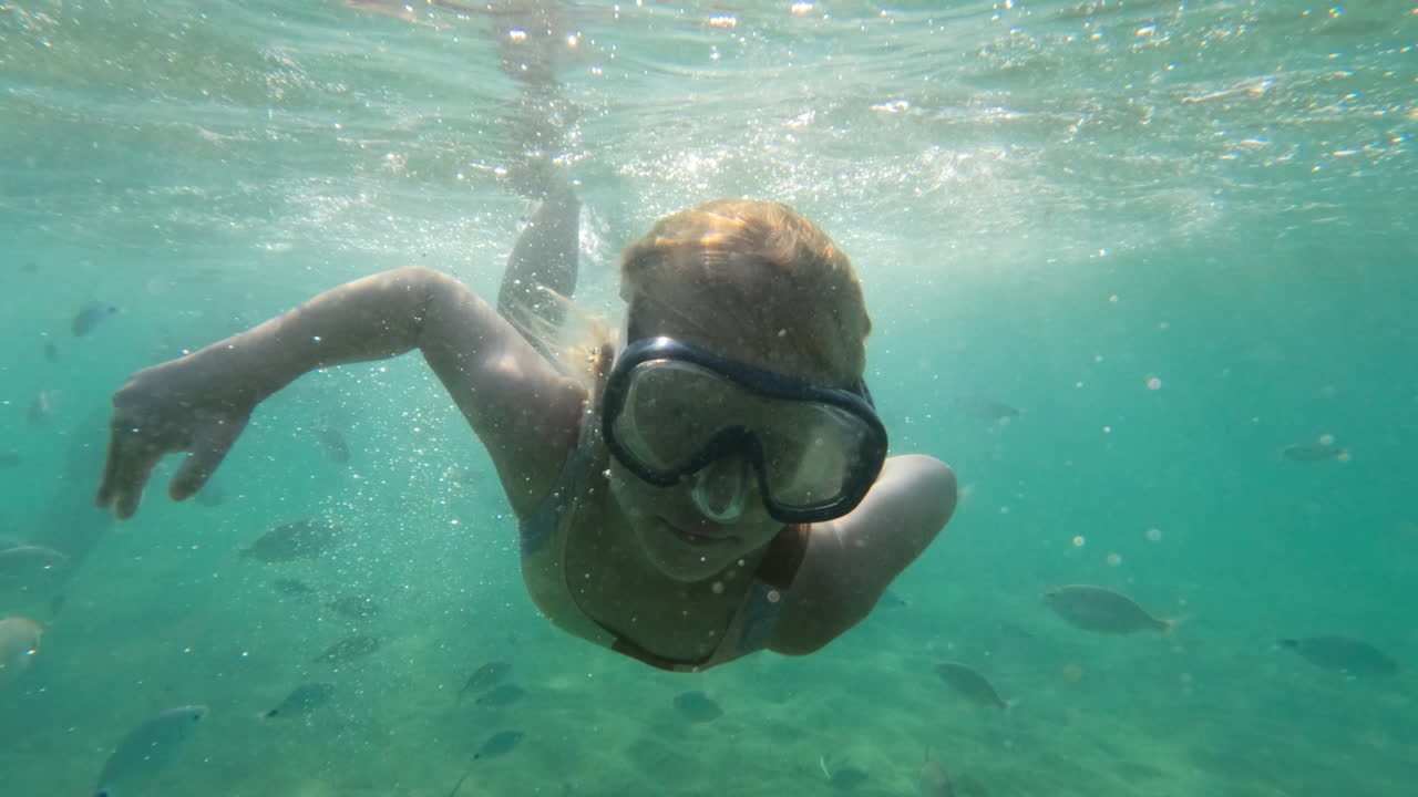 은 바다 물 에서 수중 스노클링 하는 소녀