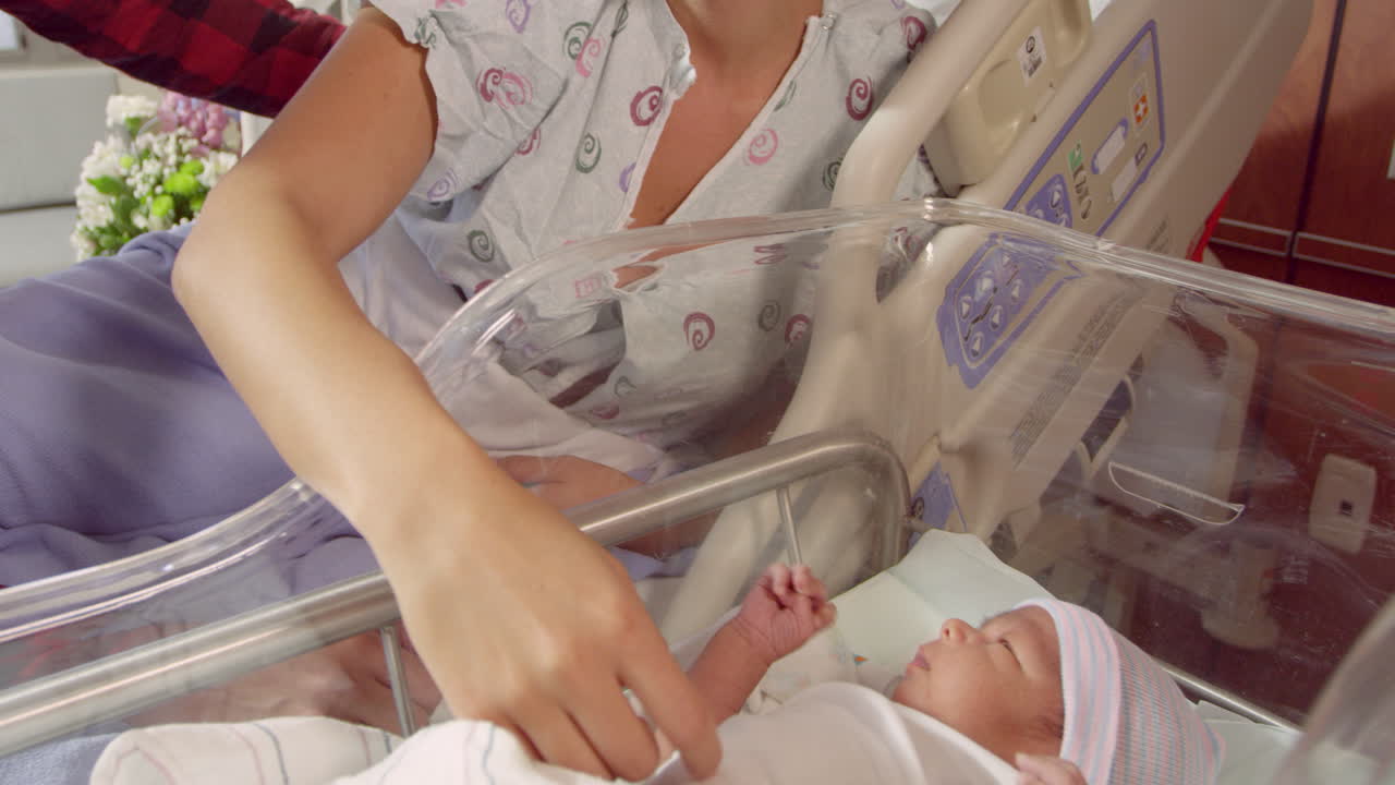 Famiglia con neonato nel reparto maternità dell'ospedale, riprese con R3D.