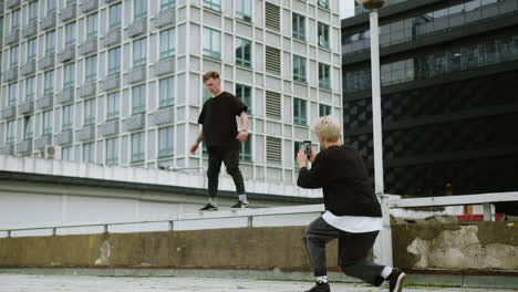 des gens qui font du parkour.