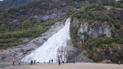 Nugget-Fällt-In-Der-Nähe-Des-Mendenhall-Gletschers-In-Juneau,-Alaska,-Mit-Touristen,-Die-Fotos-Machen