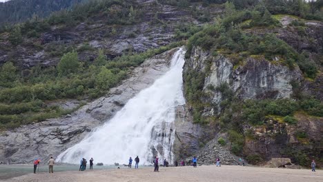 nugget falls cerca del glaciar mendenhall en juneau alaska con turistas tomando fotos