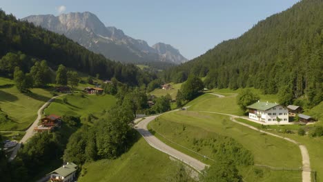 Aufsteigende-Luftaufnahmen-Zeigen-Eine-Magische-Alpine-Landschaft-In-Den-Europäischen-Bergen