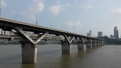 Tren-De-Metro-Cruzando-El-Río-Han-En-El-Puente-De-Cheongdam-En-Seúl,-Corea-Del-Sur