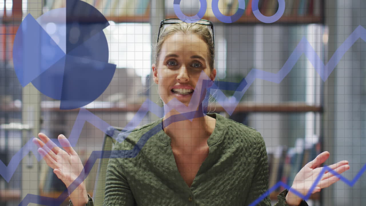 animación del procesamiento de datos sobre una mujer de negocios caucásica que trabaja en la oficina