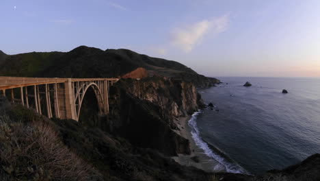 Zeitraffer-Des-Sonnenuntergangs-Auf-Der-Historischen-Bixby-Creek-Bridge-Und-Der-Big-Sur-Coast-In-Big-Sur-Kalifornien