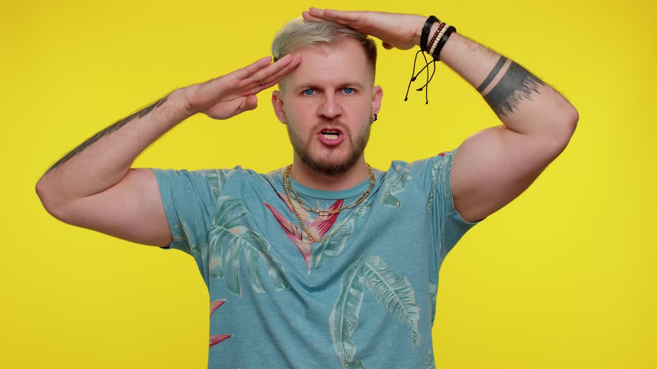 책임감 있는 스타일리시한 남자가 경의를 표하고 명령을 듣고 마치 군인이 규율을 따르고 순종하는 것처럼