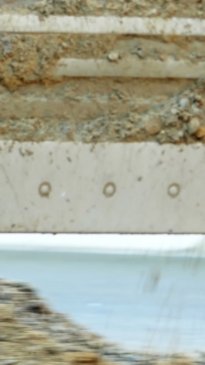 excavadora que excava el suelo