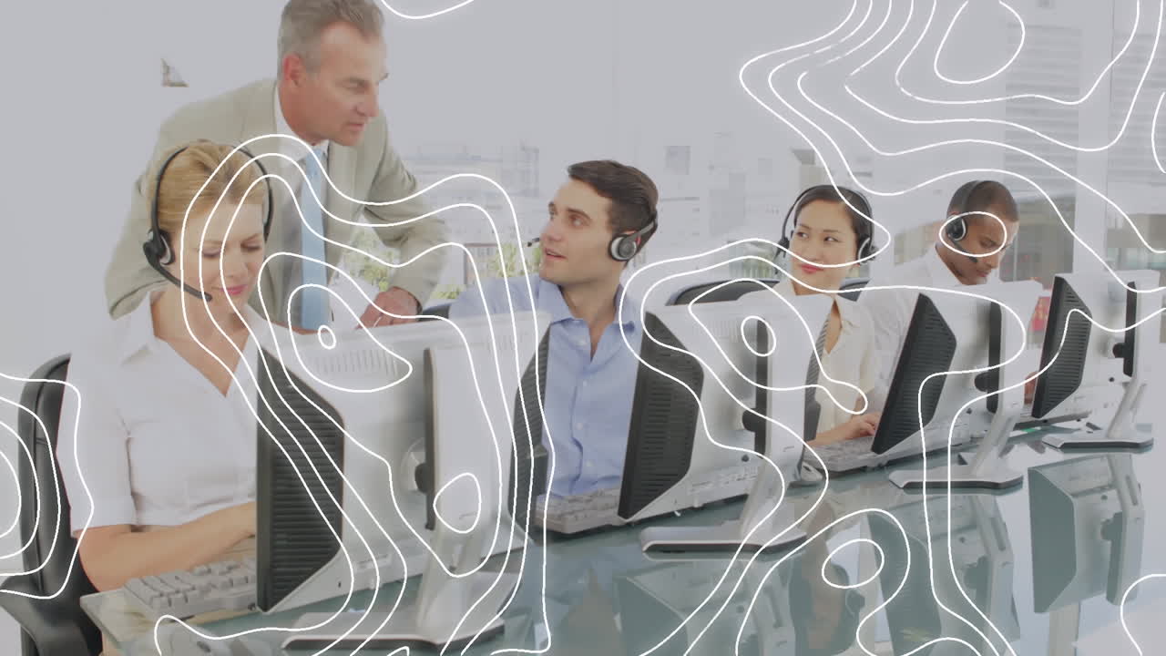 анимация движущихся линий над деловыми людьми в наушниках