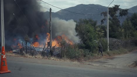 Bomberos-En-Acción-En-Una-Finca-En-Llamas-En-Chile