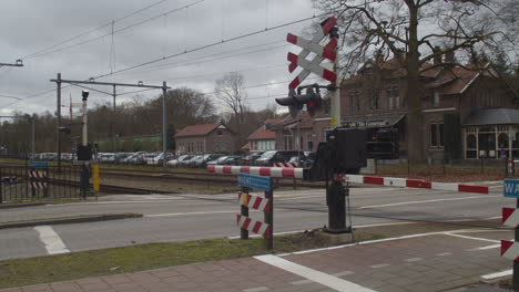 Railroad-crossing-closing-in-the-Netherlands