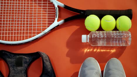 Wasserflasche,-Sportschuhe-Und-Sportausrüstung-Im-Studio-4k