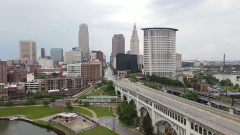 Das-Drohnenvideo-Der-Skyline-Von-Cleveland,-Ohio-Macht-Fortschritte