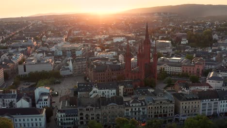 Marktkirche-En-Wiesbaden-Y-La-Plaza-Del-Centro-De-La-Ciudad-Por-Un-Dron-En-Una-Noche-De-Verano-Con-Poca-Luz-En-Alemania