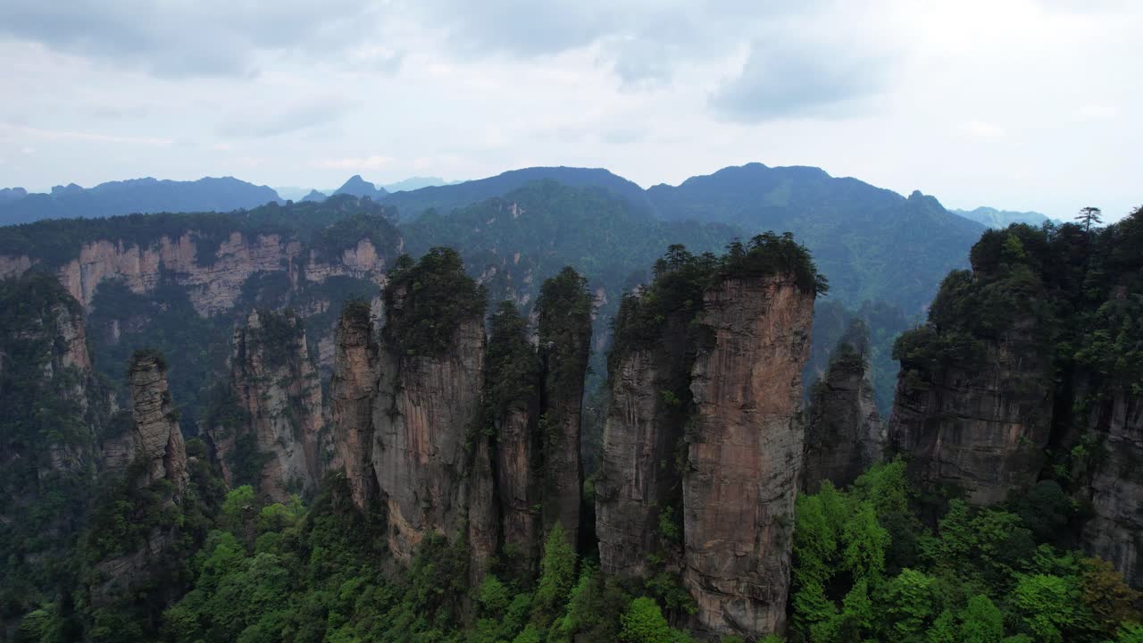 drone que se eleva sobre el pico de los cinco dedos en el pueblo de huangshi, parque forestal nacional de zhangjiajie, china