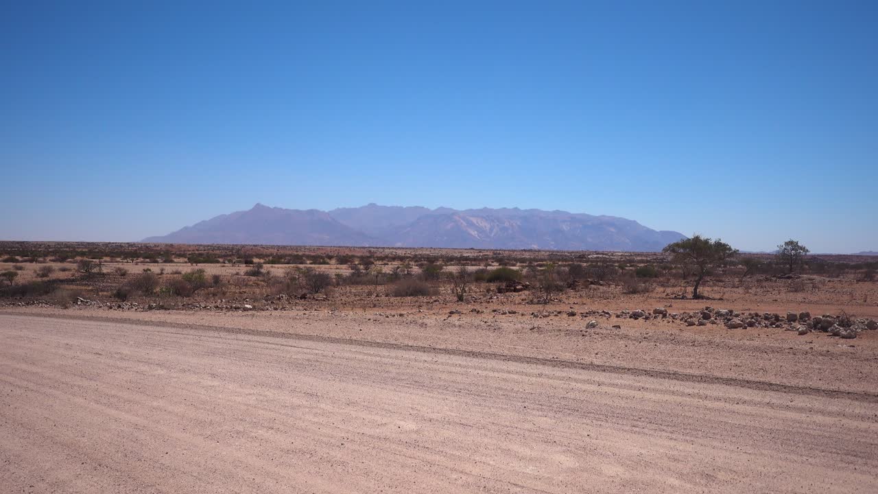 ancho de paisaje seco y africano durante el clima cálido