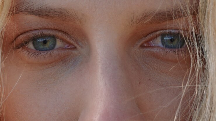 close up mooie blauwe ogen openen gezond gezichtsvermogen concept