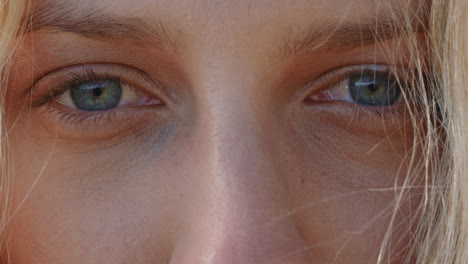 Nahaufnahme-Schöner-Blauer-Augen,-Die-Ein-Gesundes-Sehkonzept-Eröffnen
