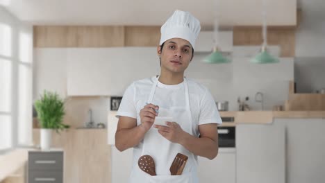 Indischer-Profikoch-Notiert-Rezept