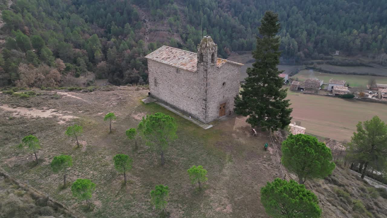 Storica chiesa in pietra circondata da alberi nel centro storico di Orista, Spagna, vista aerea