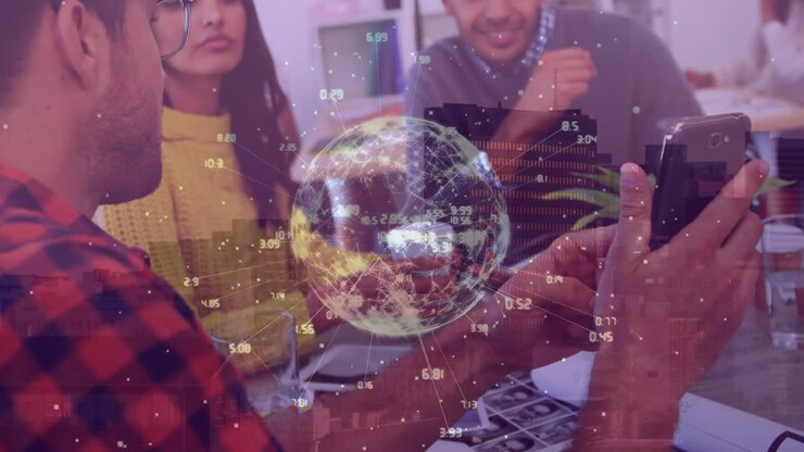 Animazione di un globo con connessioni e elaborazione dati su persone d'affari che usano dispositivi elettronici