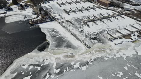 Verschiedene-Jachthäfen-An-Einem-Zugefrorenen-Seeufer-Im-Spätwinter