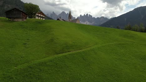 Kleines-Dorf-In-Bergigem-Gelände-An-Bewölkten-Tagen