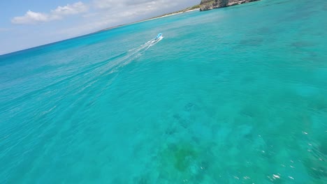 Spektakulärer-FPV-Flug-Entlang-Der-Tropischen-Küste-Des-Karibischen-Meeres-Mit-Einem-Schnellboot-Im-Sommer