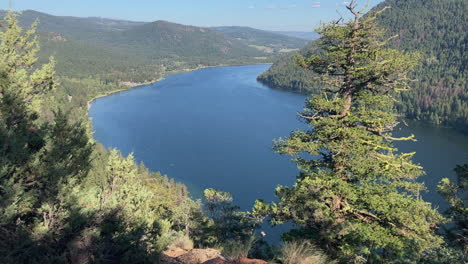 Vista-Del-Peñón-De-Gibraltar:-El-Lago-Paul-En-Sereno-Reposo