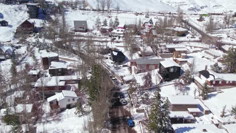 Toma-Aérea-De-Casas-Recién-Cubiertas-De-Nieve-Después-De-Una-Nevada-En-Los-Farellones